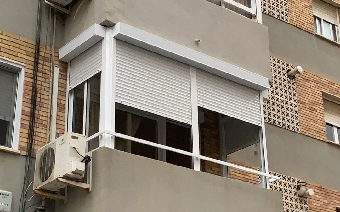 Instalación de persianas en cerramiento existente y sustitución de barandilla en vivienda de Alicante