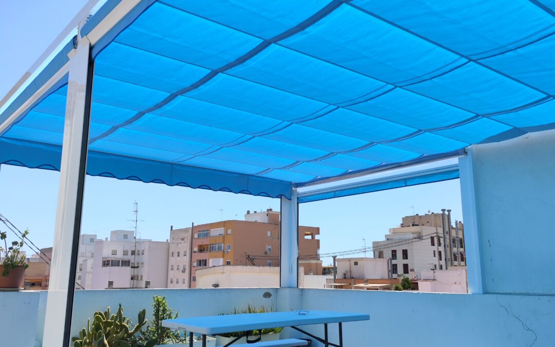 Instalación de toldo palillero en terraza con estructura y con cuatro toldos telones con ventana de pvc en Alicante