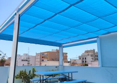 Instalación de toldo palillero en terraza con estructura y con cuatro toldos telones con ventana de pvc en Alicante