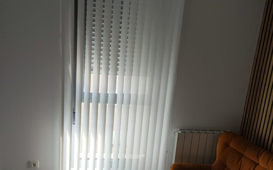 Instalación de cortinas verticales en Alicante 89mm en tejido screen