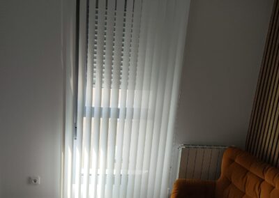 Instalación de cortinas verticales en Alicante 89mm en tejido screen